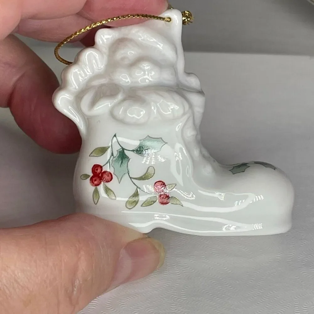 Pfaltzgraff Winterberry cat in stocking ornament.